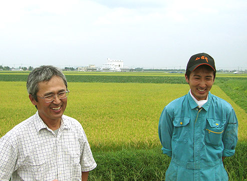 父の伊藤雄一さんと息子の周公さんの写真